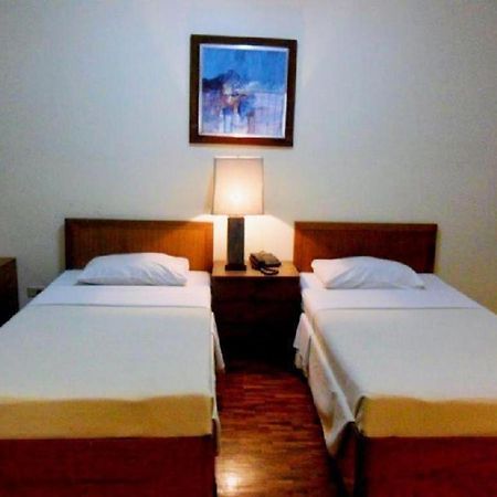 Amorsolo Mansion Hotel Манила Экстерьер фото