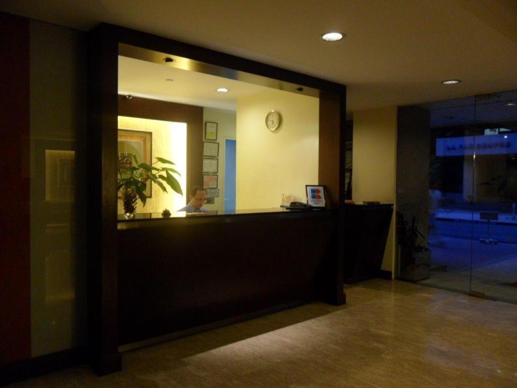 Amorsolo Mansion Hotel Манила Экстерьер фото