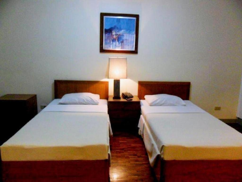 Amorsolo Mansion Hotel Манила Экстерьер фото