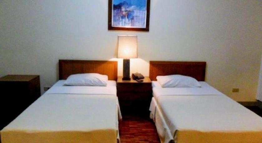 Amorsolo Mansion Hotel Манила Экстерьер фото