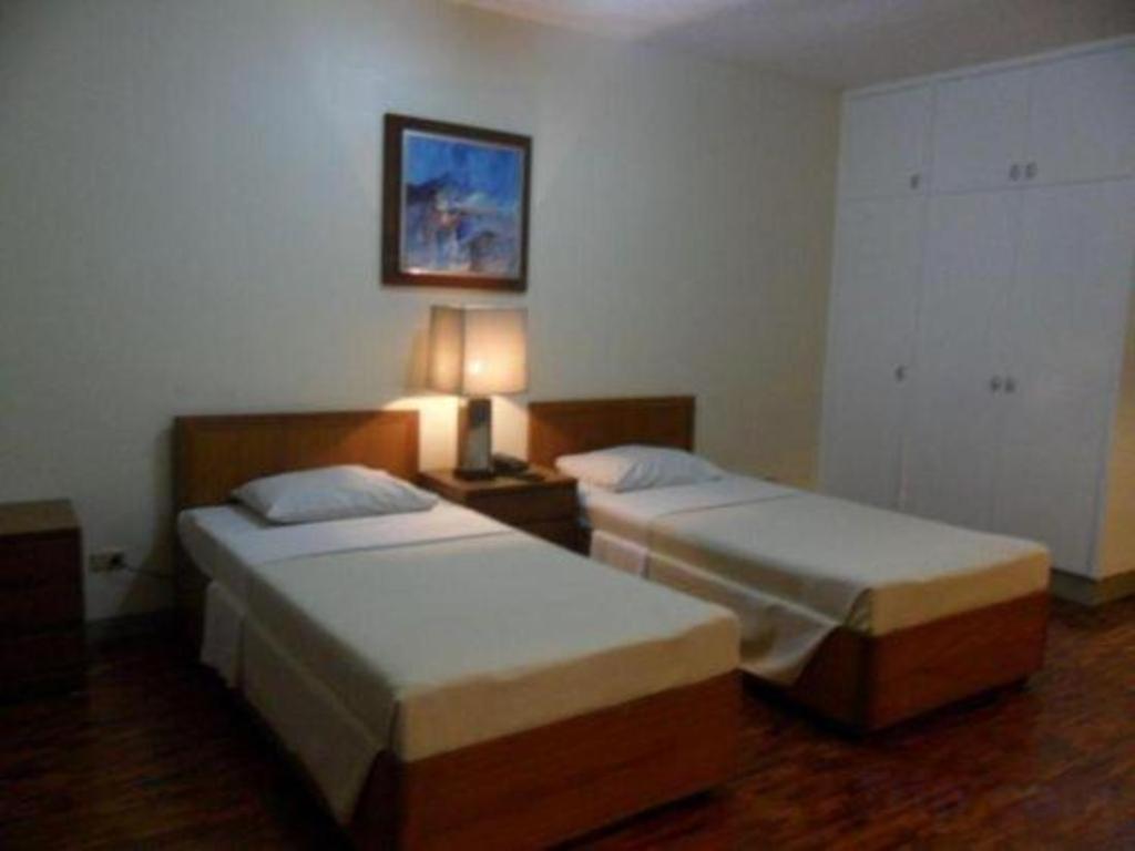 Amorsolo Mansion Hotel Манила Экстерьер фото